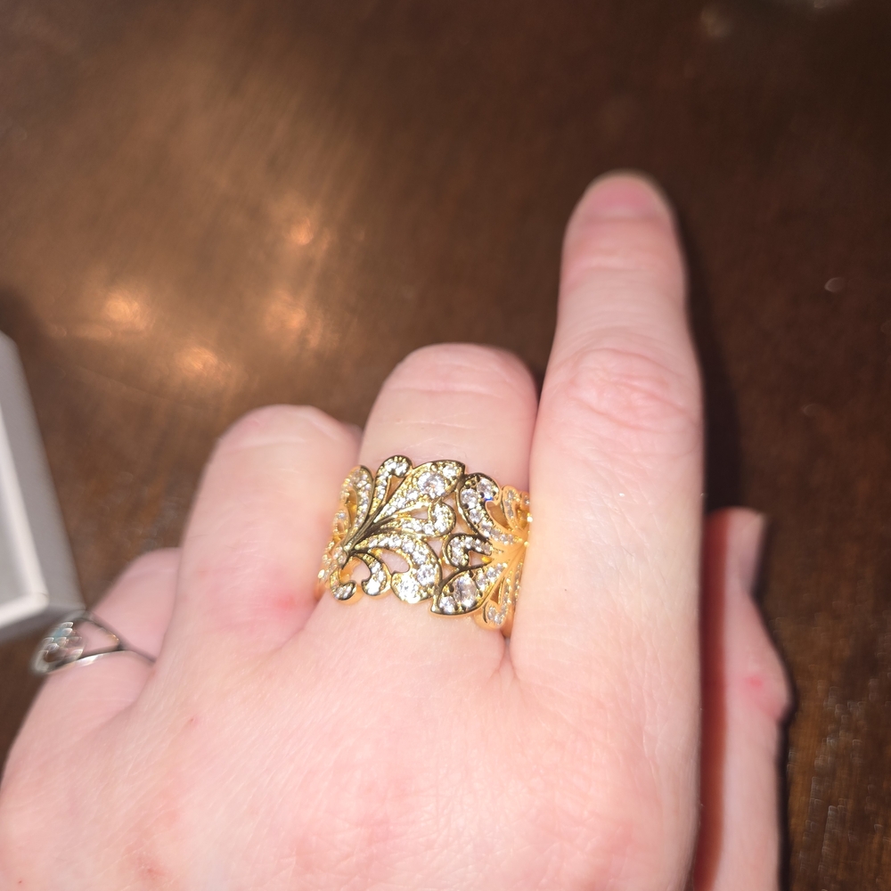 Elegant Gold Leaf Design Ring